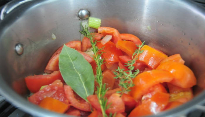 Corta en trozos grandes los tomates y coloca en una olla grande anti-adherente