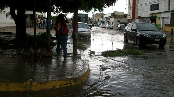 Los malos olores por situación de cloacas desbordadas se presenta diariamente en intersección de avenida Libertador con calle Bolívar