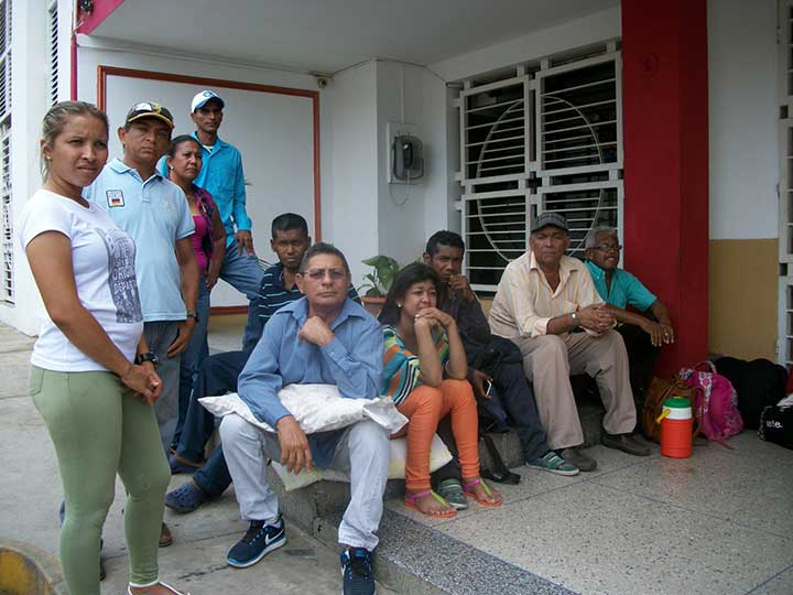 Grupo de pacientes renales esperando ser atendidos por autoridades de la Alcaldía de Infante