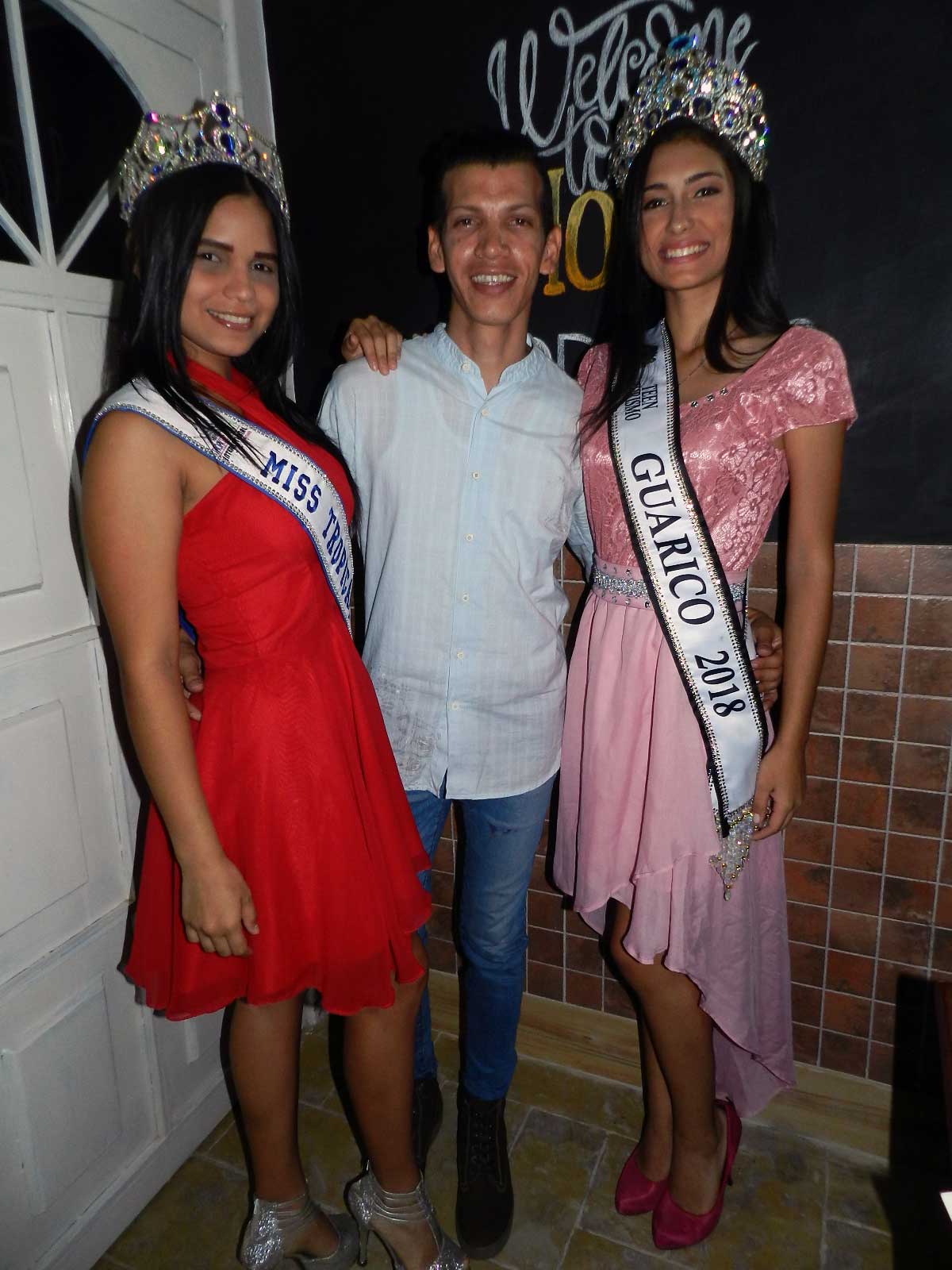 El periodista Antonio Gonzalez junto a Luz Ledezma y Ronaldo Garcia. 