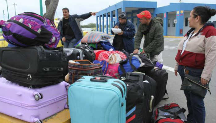 Al gobierno ecuatoriano le resulta alarmante como se aglomeran en el puente internacional de Rumichaca