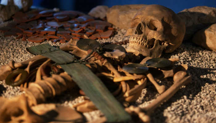 Se desenterraron miles de cuerpos, casi todos con ricos ornamentos de bronce
