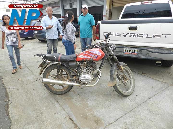 Motocicleta que habia sido hurtada afuera de el banco BOD: 