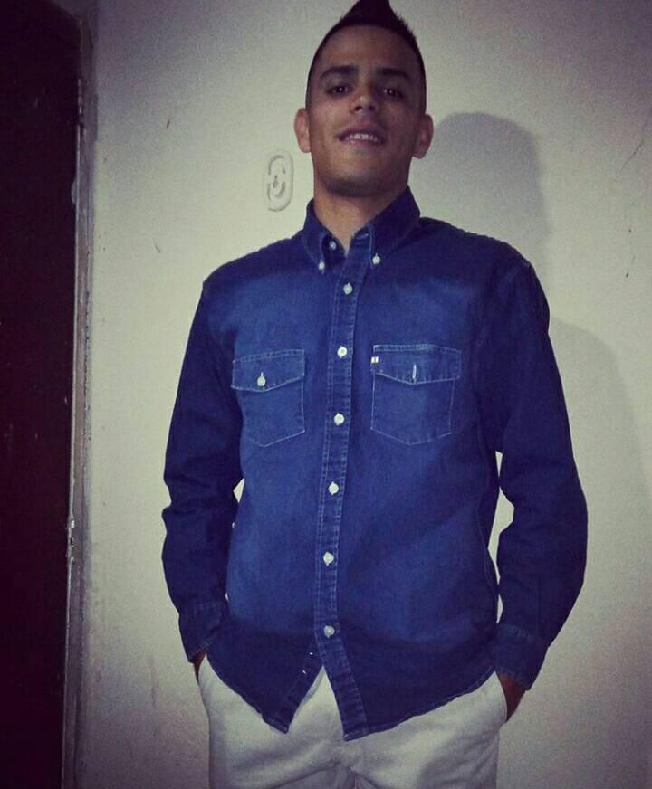 Adrian Villaroel de 21 años, asesinado en la Av. Las Industrias de Valle de la Pascua. 