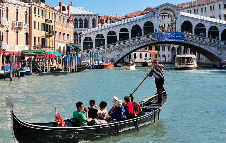 El Puente de Rialto en Venecia