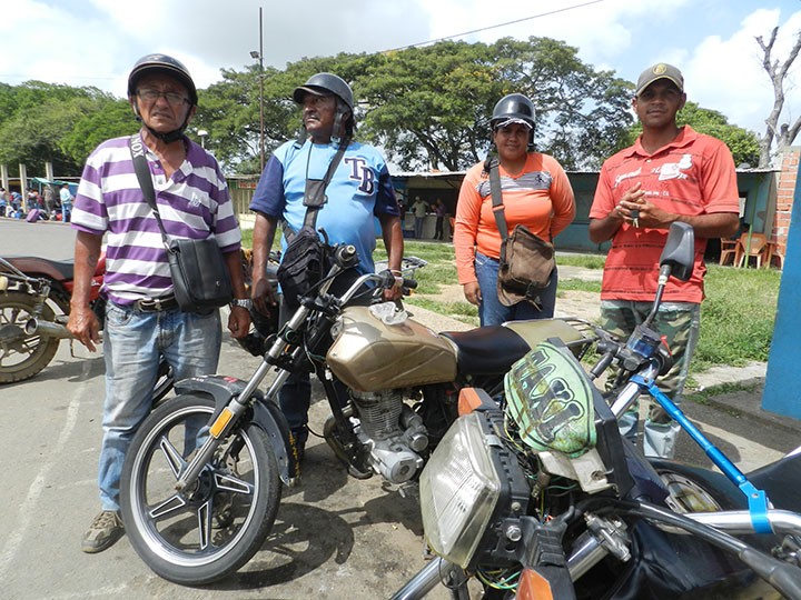 Mototaxistas Truenos y Centellas ubicados en la Terminal de Pasajeros Juan Arroyo (1)