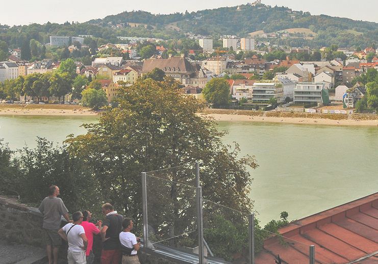 Vista panoramica de la colina y la playa desde Schlossmuseum en Linz