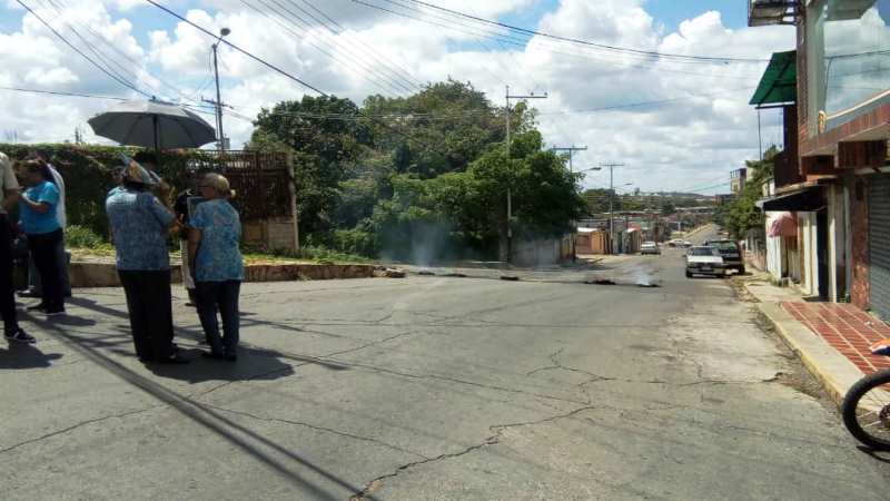 Los vecinos cerraron la calle Paraíso con cauchos y luego lo incendiaron en función de protesta ante la falta de los servicios básicos. 