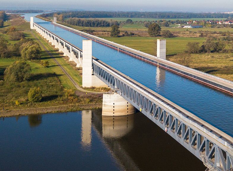 Puente del agua de magdeburg en Alemania