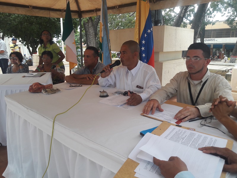 El presidente de la Camara Municipal de Infante Rene Correa dirigió este cabildo abierto en la Plaza Bolivar de Valle de la Pascua. 