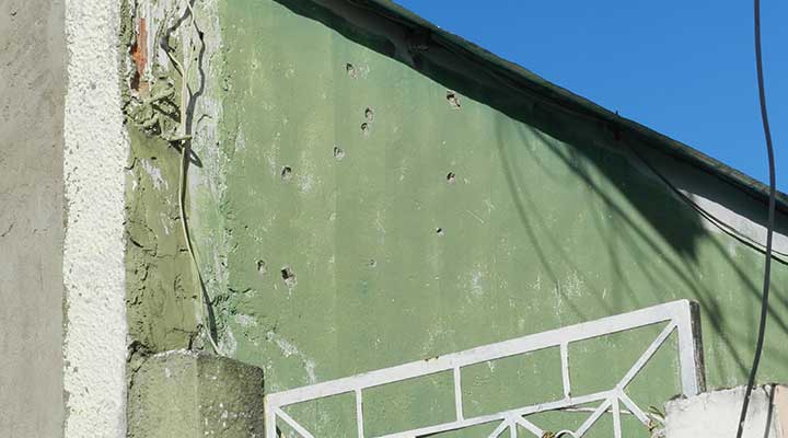 Asi quedaron las paredes de las casas del sector luego del tiroteo. 