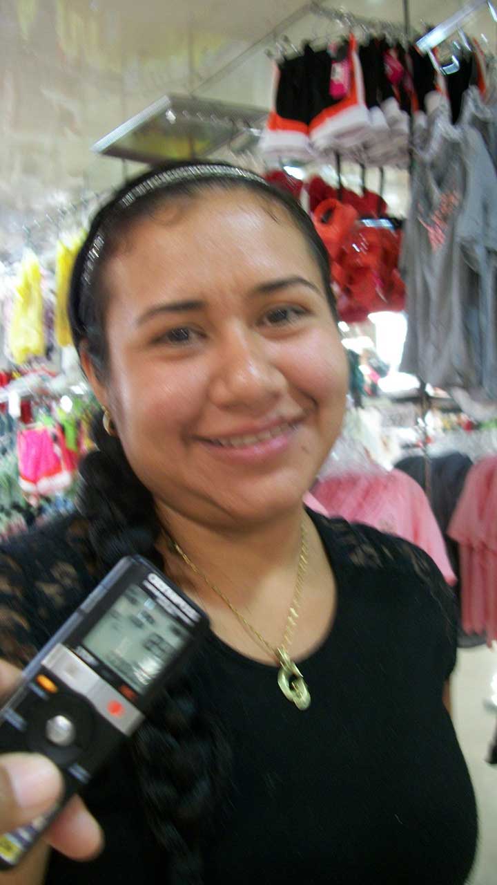Gabriela infante promueve ventas en una cadena de tiendas.