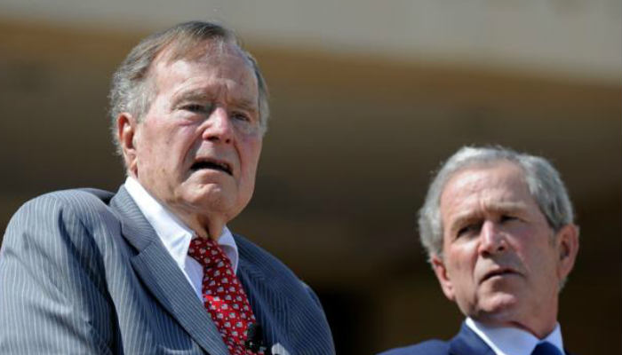 En los últimos años Bush sufrió de un tipo de parkinson que lo llevó a permanecer en una silla de rueda