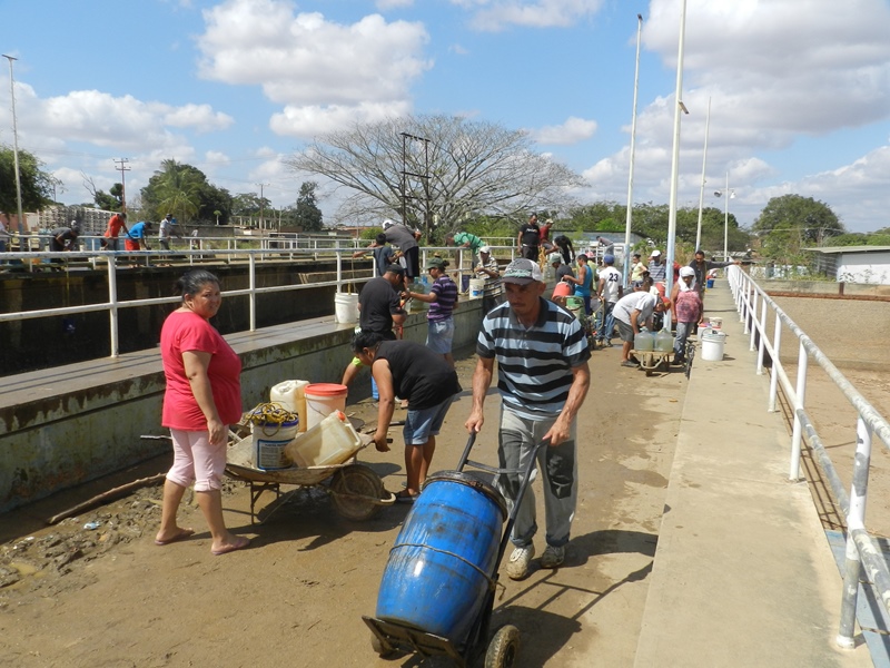 Desfile de carretas y carretillas para trasladar los envases con agua