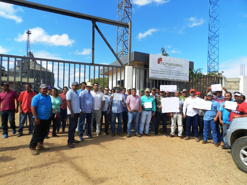 Los agricultores afectados se instalaron frente a los silos de Futuragro (3)