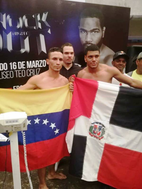 El boxeador guariqueño Kenny Betancourt y el dominicano Luis Salazar previo al combate en Santo Domingo - copia