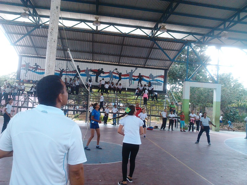 Encuentro de voleibol femenino en cancha de la escuela Francisco Lazo Martì.jpg