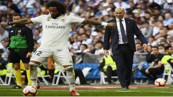 Zidane no pierde un minuto de tiempo en recuperar su puesto.
