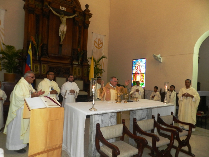 Sacerdotes que acompañaron al parroco Pedro Gijs durante el oficio religioso.jpg