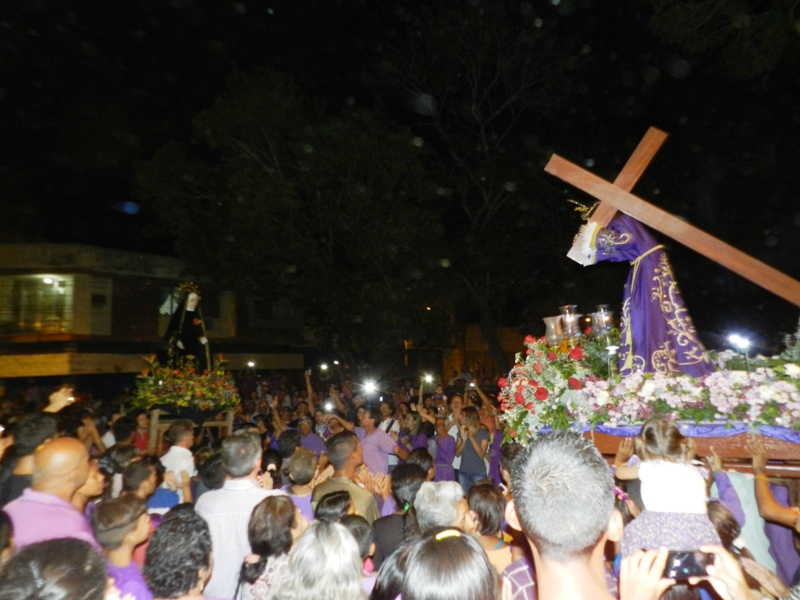El encuentro de la Virgen con Jesús cargando la cruz marca el final de la procesión