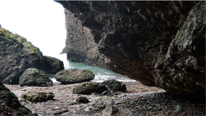 Cuevas de Cushendun, lugar donde se produjo el nacimiento de la criatura, hijo de Melisandre. Episodio impresionante.