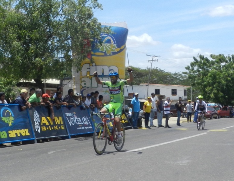 Alejandro Perez de Confiteria El Loro-Apure supera a Manuel Medina en embalaje para ganar el Clasico de Chaguaramas