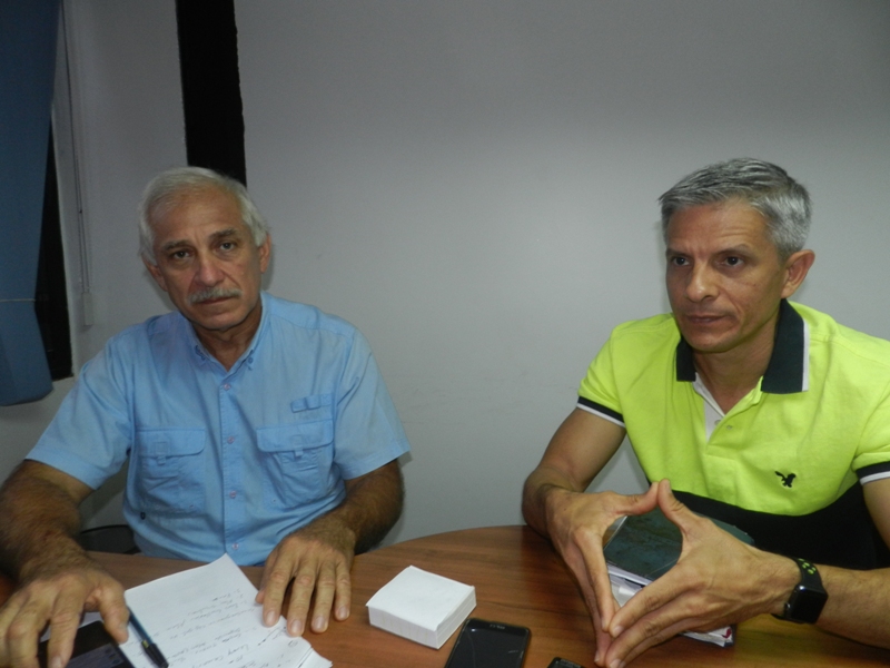 Cecilio Moreno y Rafael Meza, directivos de Aprolegua, proyectan la siembra de 15 mil hect_reas de maiz entre los agremiados.