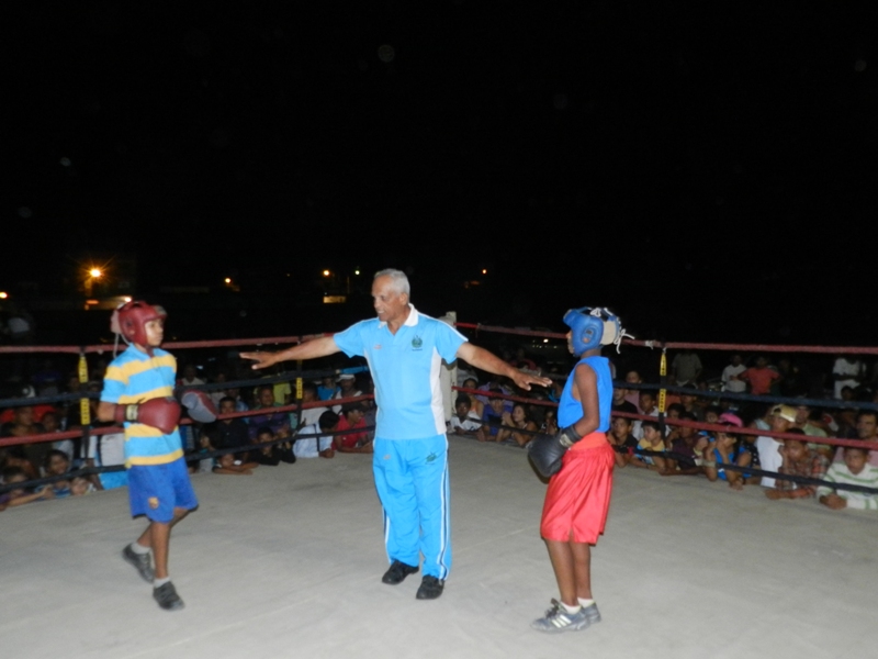 Jose Castillo dirigio los quince combates de boxeo menor en Valle de la Pascua.