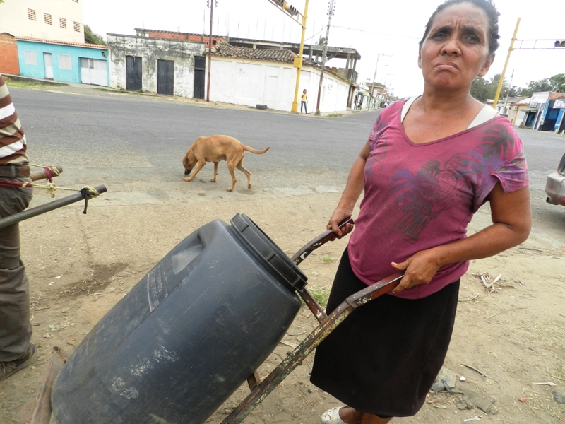 Loris Martinez del sector Morichal, hace tiempo que le llega agua por las tuberias.jpg
