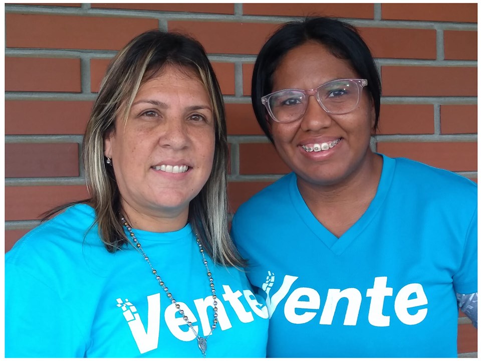 Miluzma Bolivar acompañada  por Lorena Laya, coordinadora de Vente Venezuela en el municipio Chaguaramas