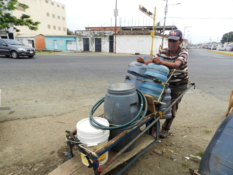 Pedro Antonio Seculpi, diariamente busca agua en calle 23 de enero.jpg