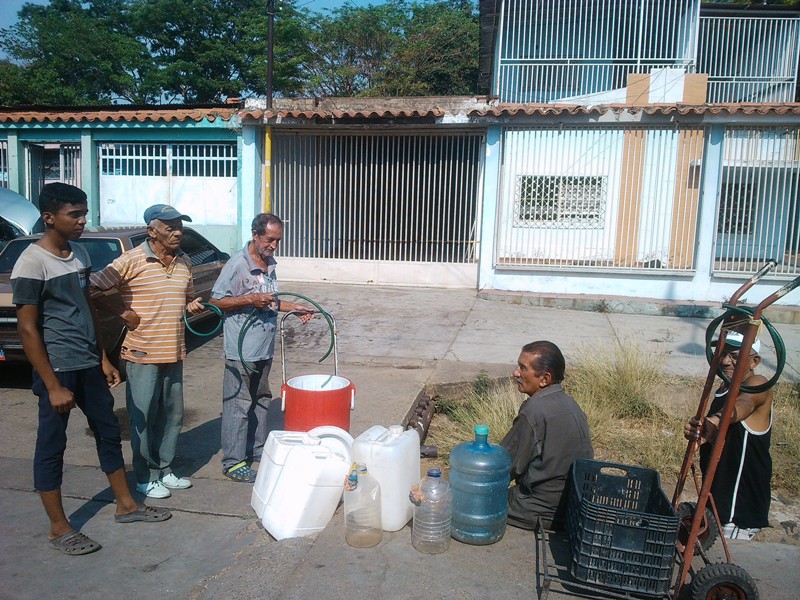 Pescando un chorrito de agua en avenida libertador frente al Kata (3)