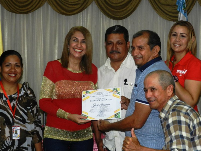 José Guerra también recibió su reconocimiento de la mano de la alcadesa del municipio Infante