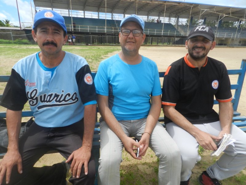 Juan Agraz y Jos_ A. Dom_nguez del Directorio Regional y Gustavo Rivero, presidente Liga de Infante (1)