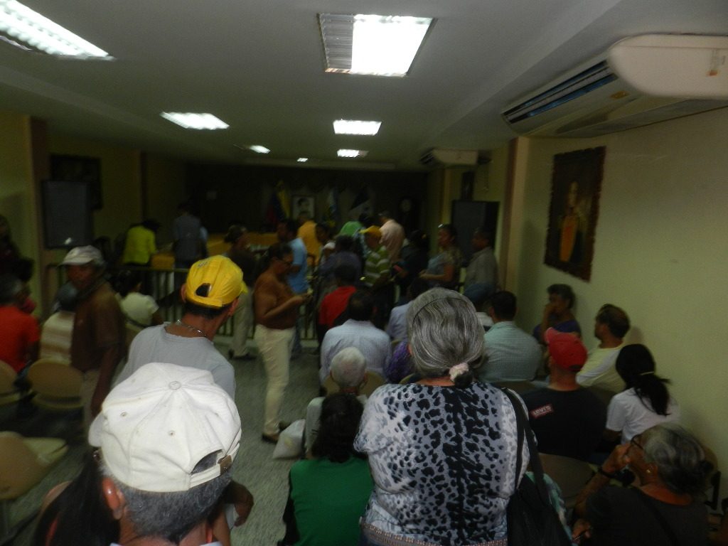 Vecinos solicitan solución a la problemática del gas domestico en Cámara municipal de Infante