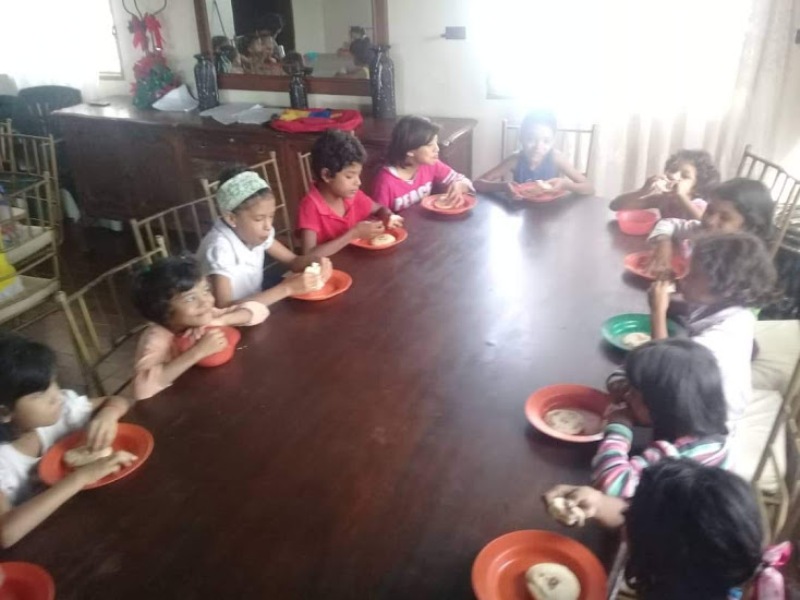La alimentación es primordial para los infantes que residen en Casa del Alfarero