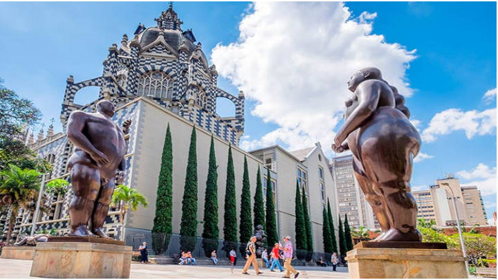 La plaza Botero exibe esculturas del artista Botero 