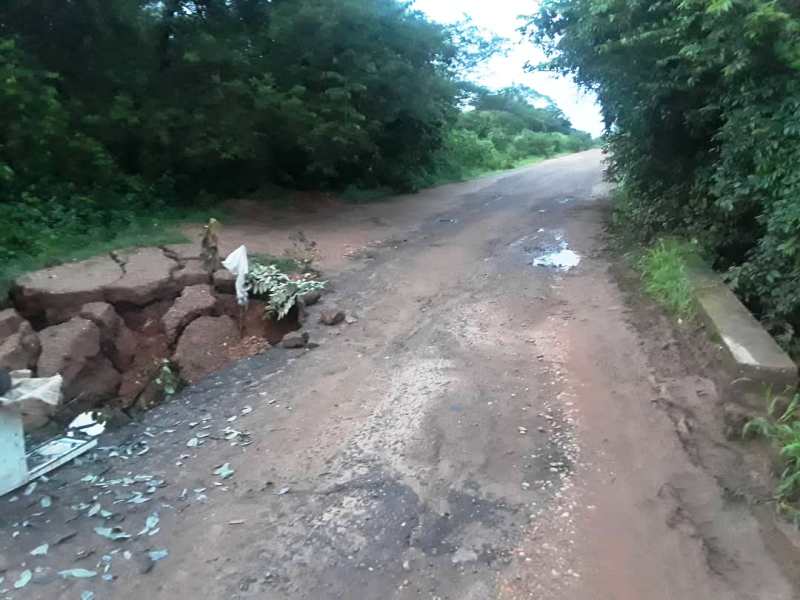 El hundimiento de la vía causa problemas a conductores de la vía Las Mercedes del Llano - Santa Rita de Manapire. 