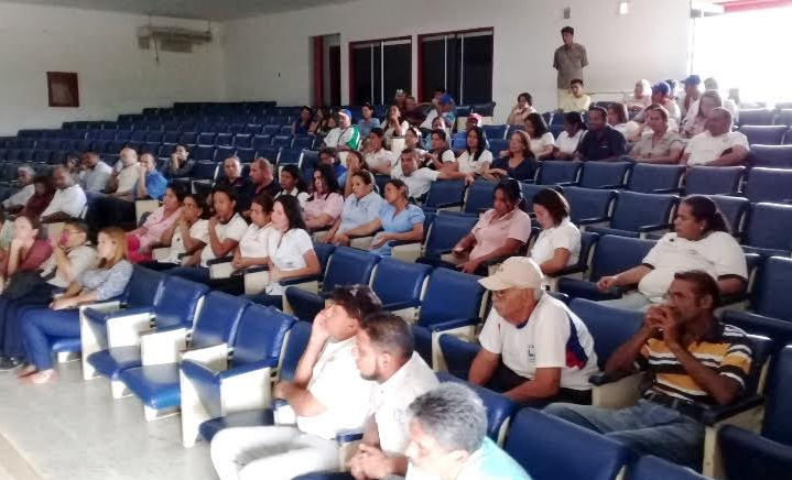 Trabajadores en asamblea plantearon la problemática al director Enmanuel Guevara. Foto: El Pitazo. 