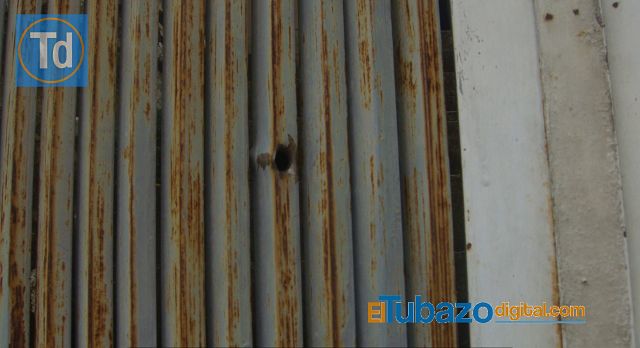 La fachada de la vivienda quedó con varios orificios por donde pasaron las balas percutadas. Foto: El Tubazo Digital. 