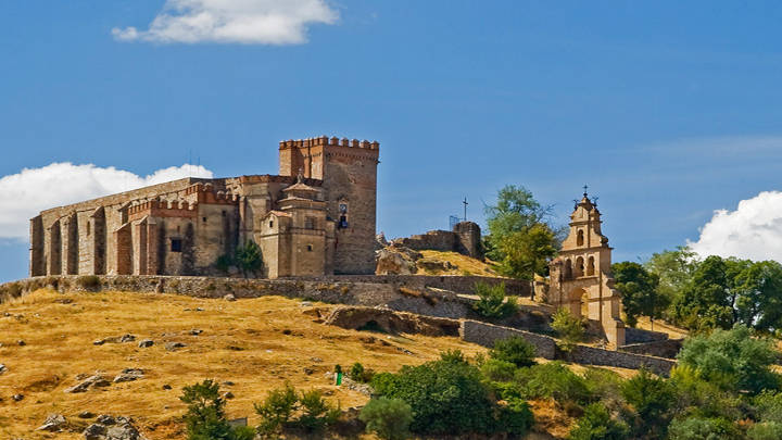 Castillo del siglo XIII que se eleva en la colina de Aracena