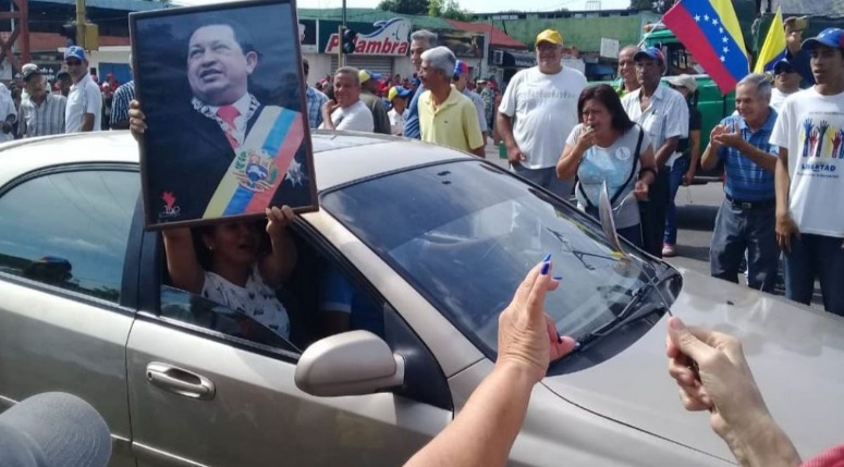 Una persona simpatizante con el Chavismo saco una fotografía por la ventana de un vehículo en plena protesta opositora. 