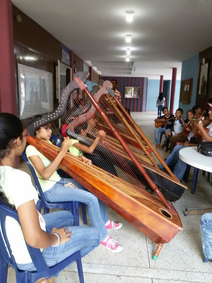 Practicas de arpas en la casa de la cultura del municipio infante