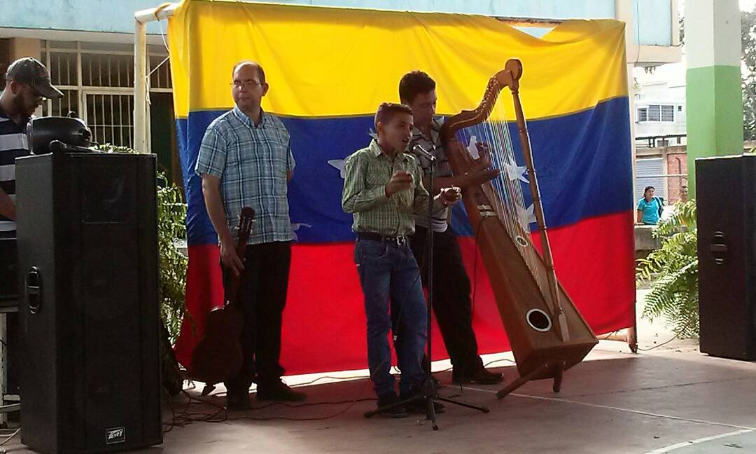 Muestra del canto del Joropo Tuyero, por uno de los estudiantes