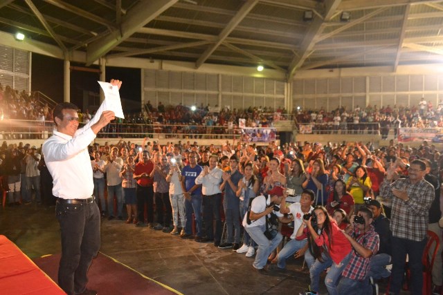 1. José Vásquez muestra el cenrtificado del CNE que lo acredita como gobernador de Guárico para el período 2017 – 2021