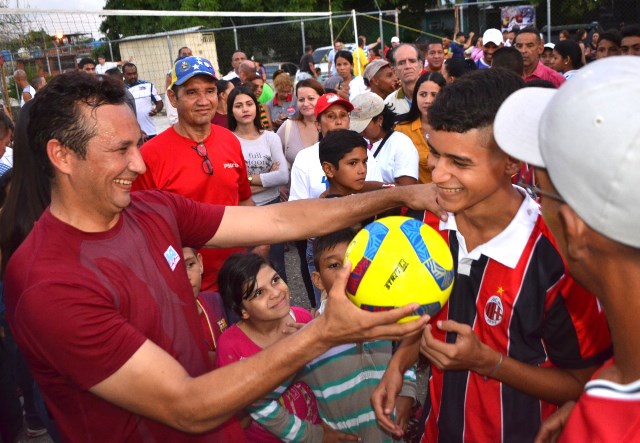 Jóvenes deportistas de la Patria de Guárico recibieron implementos deportivos