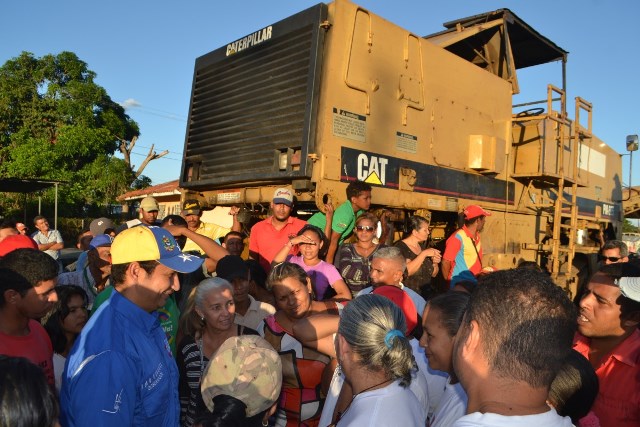 1. El gobernador José Vásquez solictó al pueblo organizado ejercer control y seguimiento a las obras de rehabilitación de las vías de Guárico