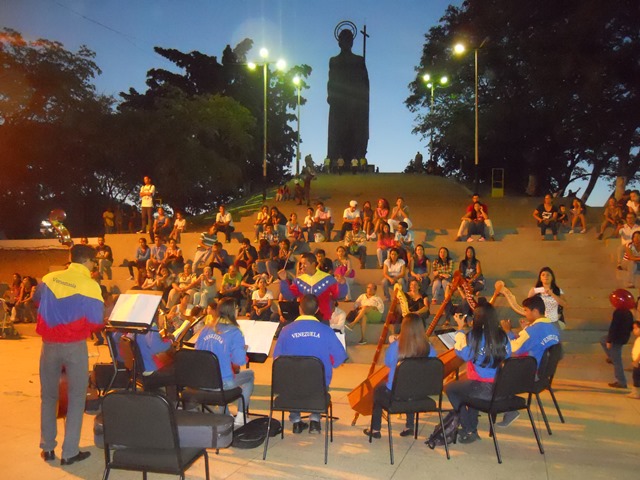 Toma cultural de la Orquesta Alma Llanera en las Escalinatas del Monumento San Juan Bautista