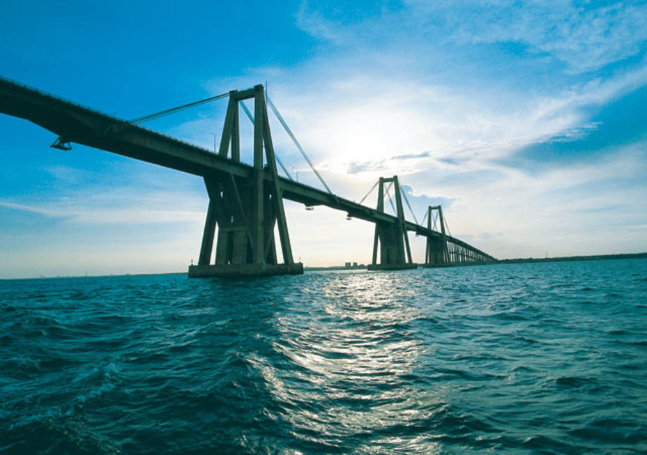 Fémina se lanza del Puente sobre el lago de Maracaibo