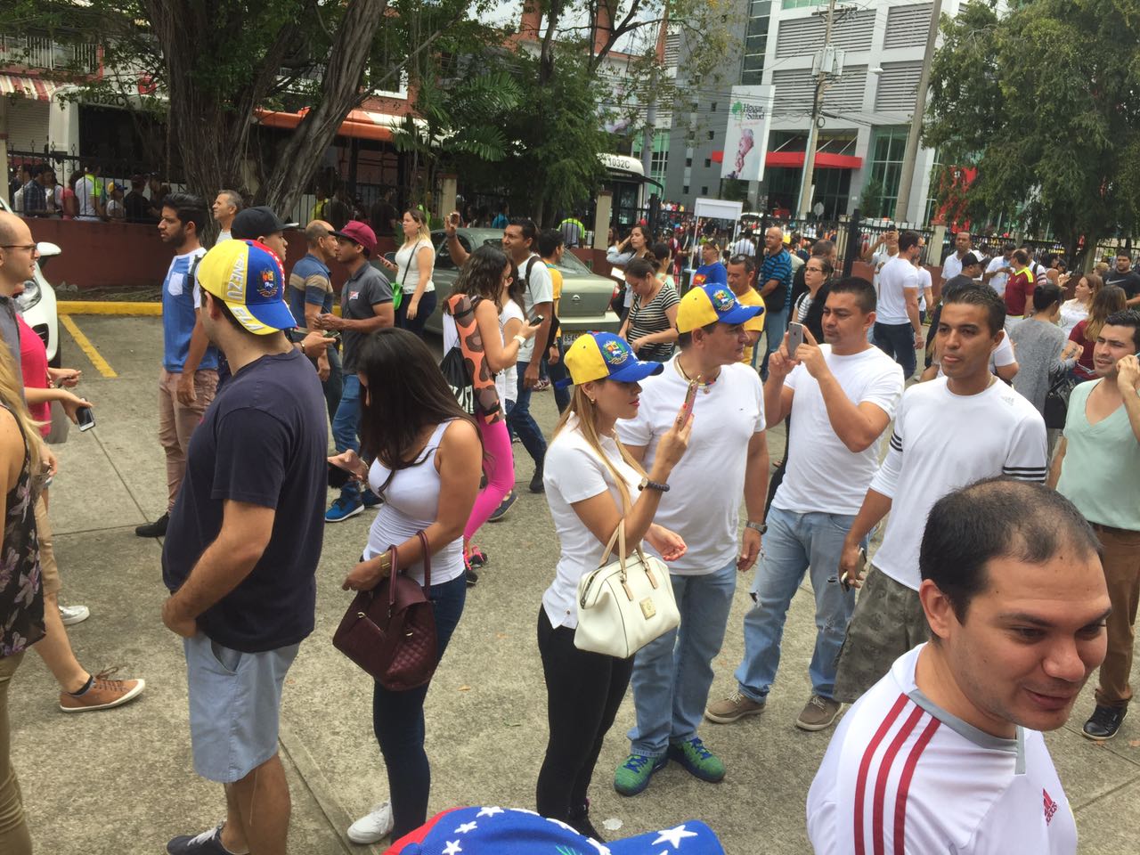 Los venezolanos son recibidos en Panamá como turistas, no como trabajadores
